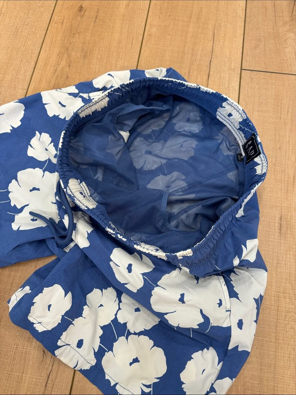 GAP Men’s Blue & White Floral Swim Shorts - Picture 7 of 10